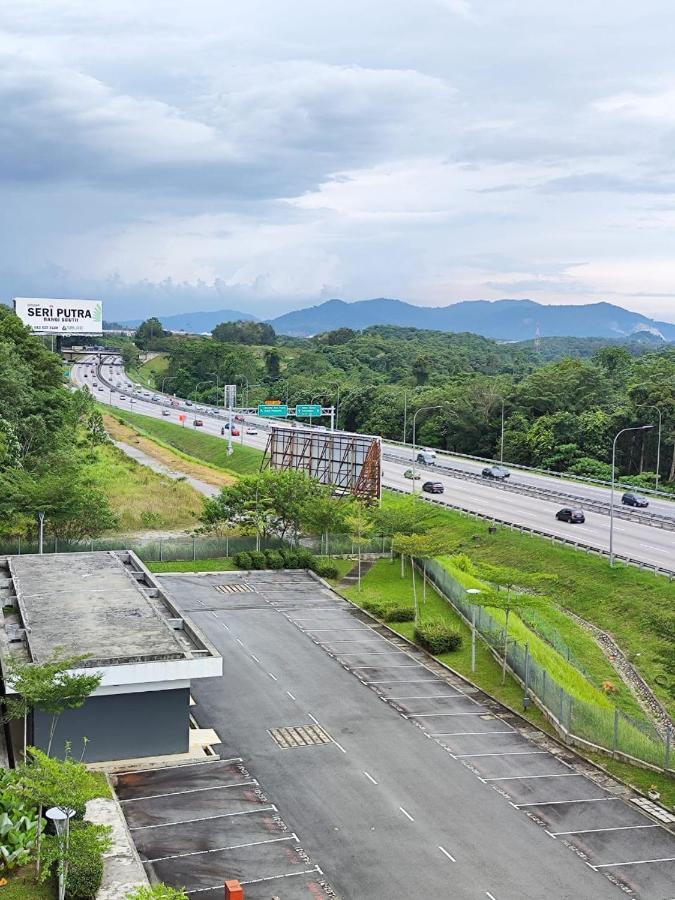 Putra 1 Pool Homestay Bandar Seri Putra Kampong Sungai Buah Luaran gambar