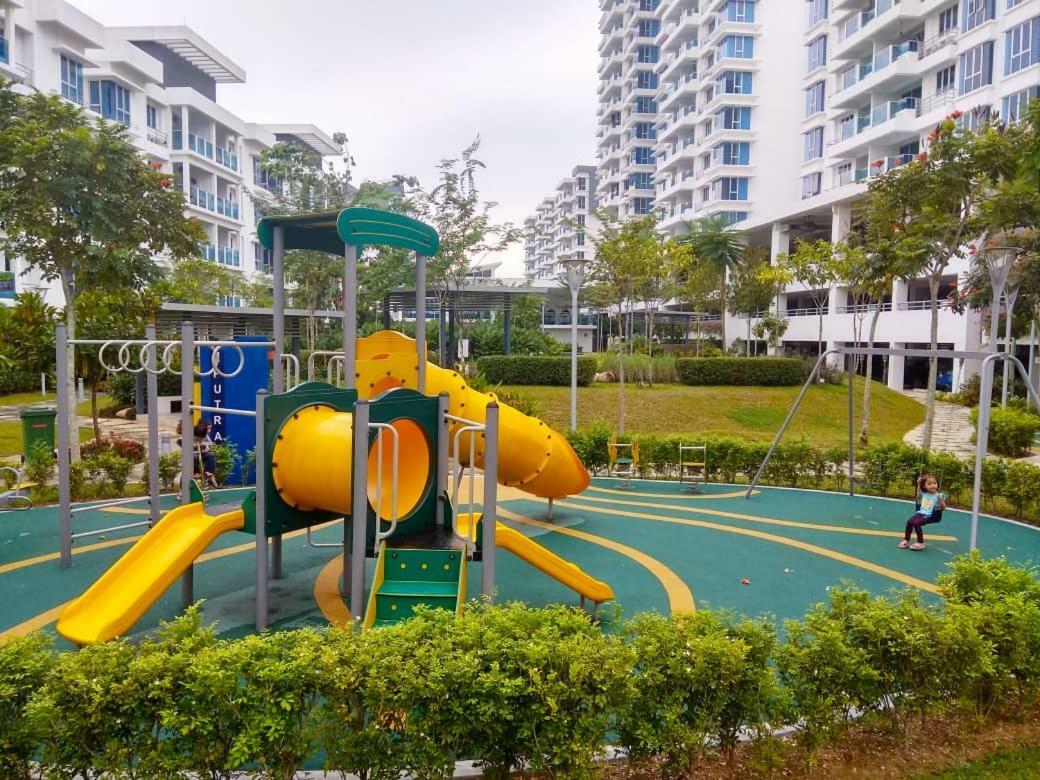 Putra 1 Pool Homestay Bandar Seri Putra Kampong Sungai Buah Luaran gambar