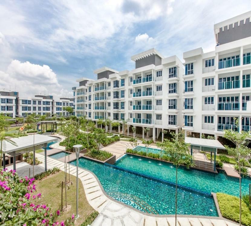 Putra 1 Pool Homestay Bandar Seri Putra Kampong Sungai Buah Luaran gambar